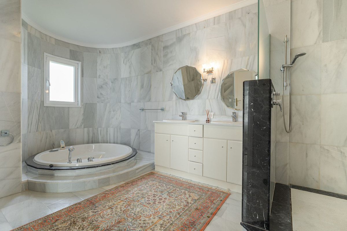 6 Bedroom Villa in Estepona - Photo 23