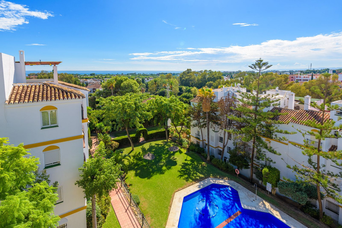 2 Bedroom Penthouse in Estepona - Photo 6