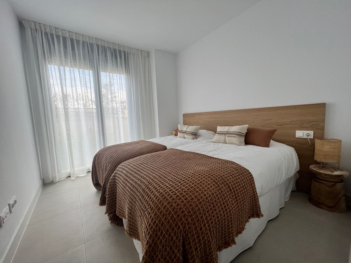 4 Bedroom Apartment in Estepona - Photo 24