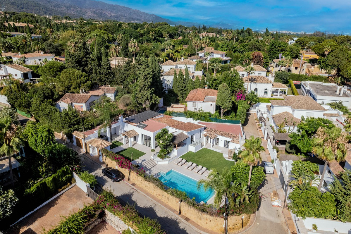 6 Bedroom Villa in Marbella - Photo 2