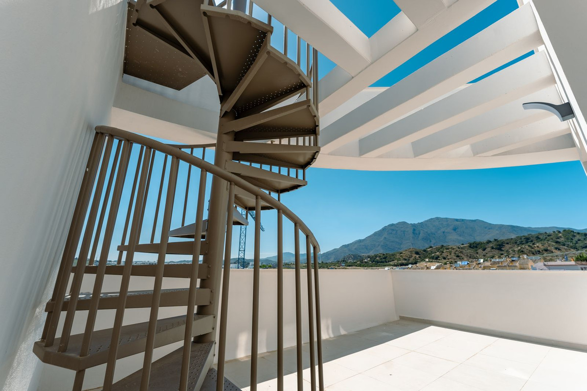 2 Bedroom Penthouse in Estepona - Photo 9