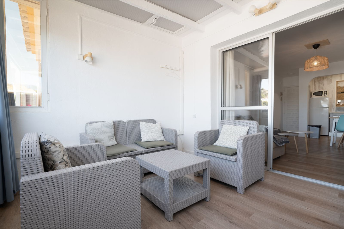 1 Bedroom Apartment in Benalmádena - Photo 2