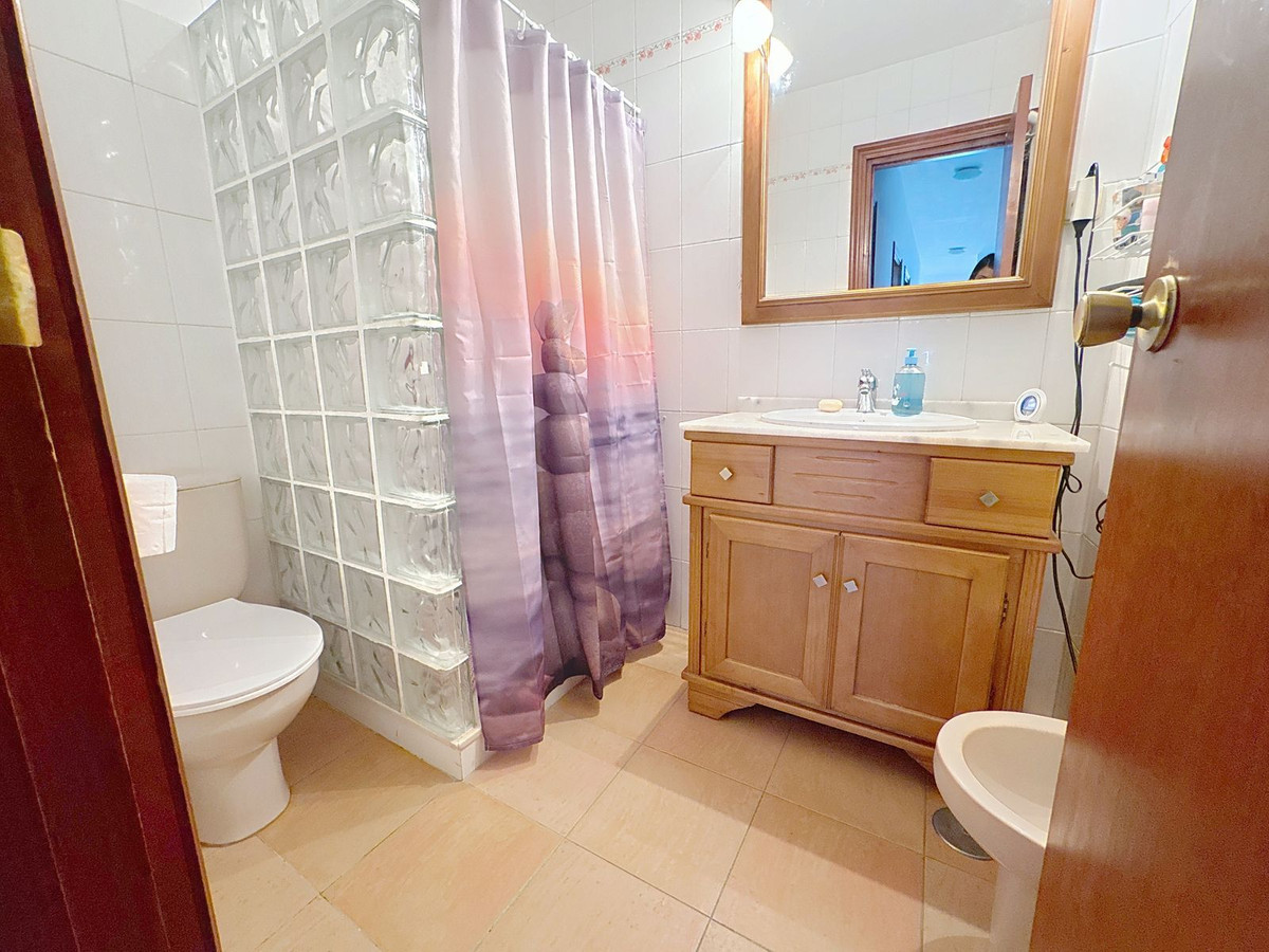 5 Bedroom Villa in Estepona - Photo 20