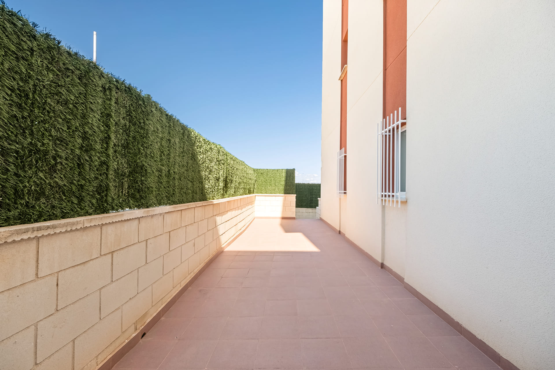 2-bedroom apartment with pool in Alicante, Spain – Photo 27