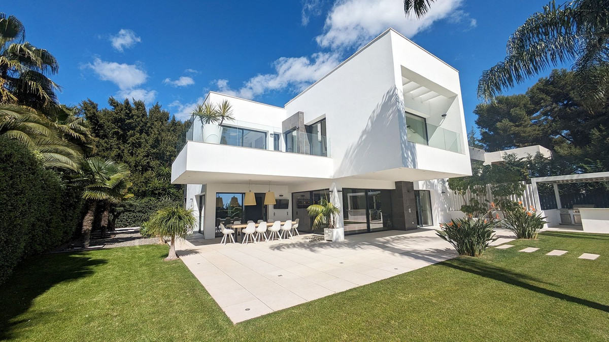 5 Bedroom Villa in Marbella - Photo 3