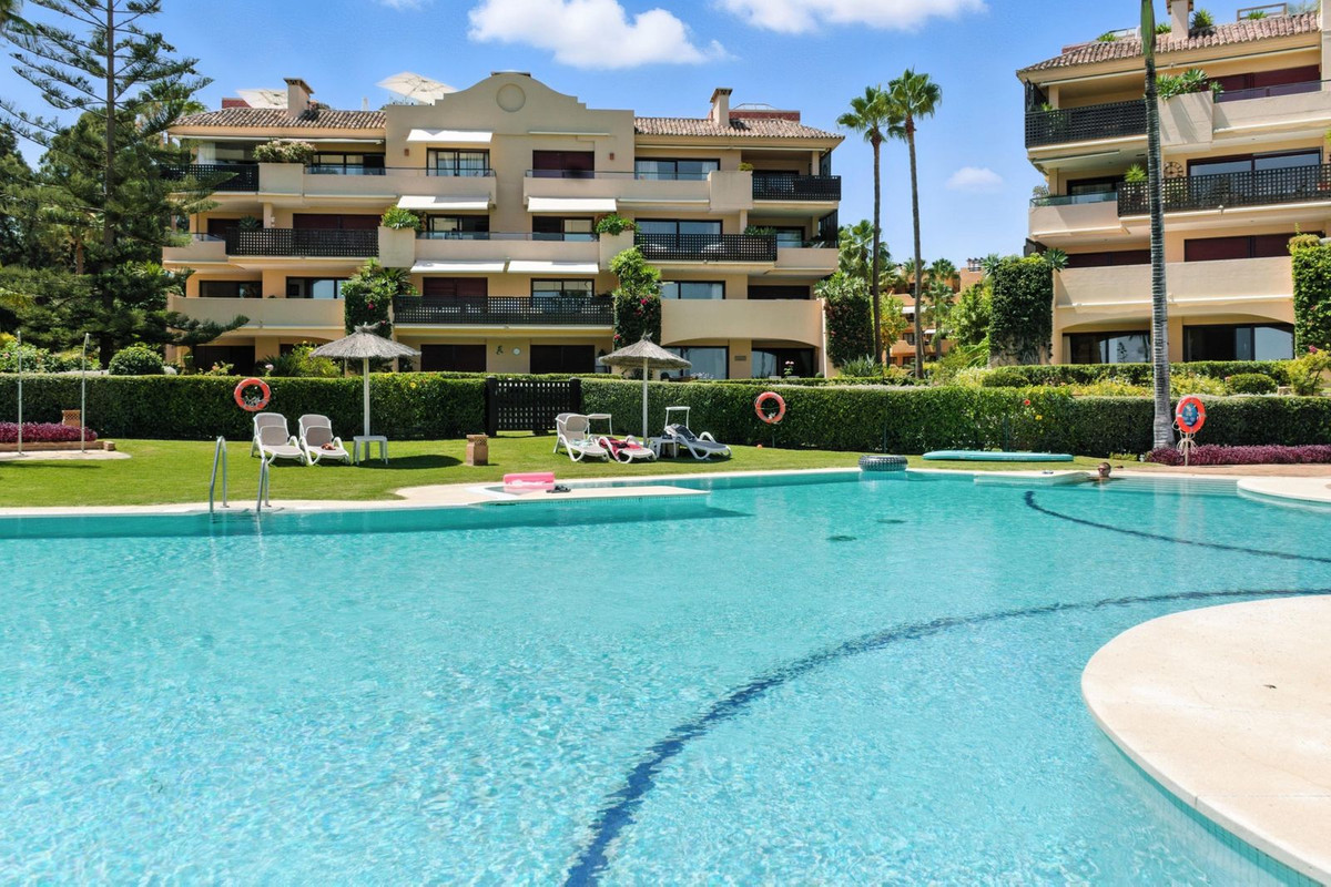 2 Bedroom Apartment in Estepona - Photo 23