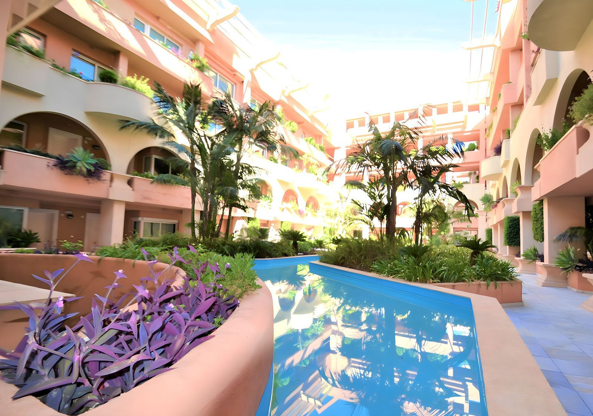 2 Bedroom Apartment in Marbella - Photo 23