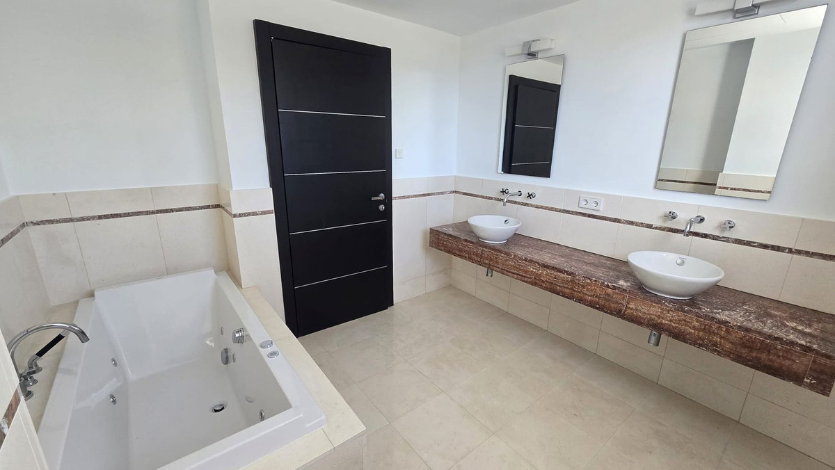 5 Bedroom Villa in Marbella - Photo 23