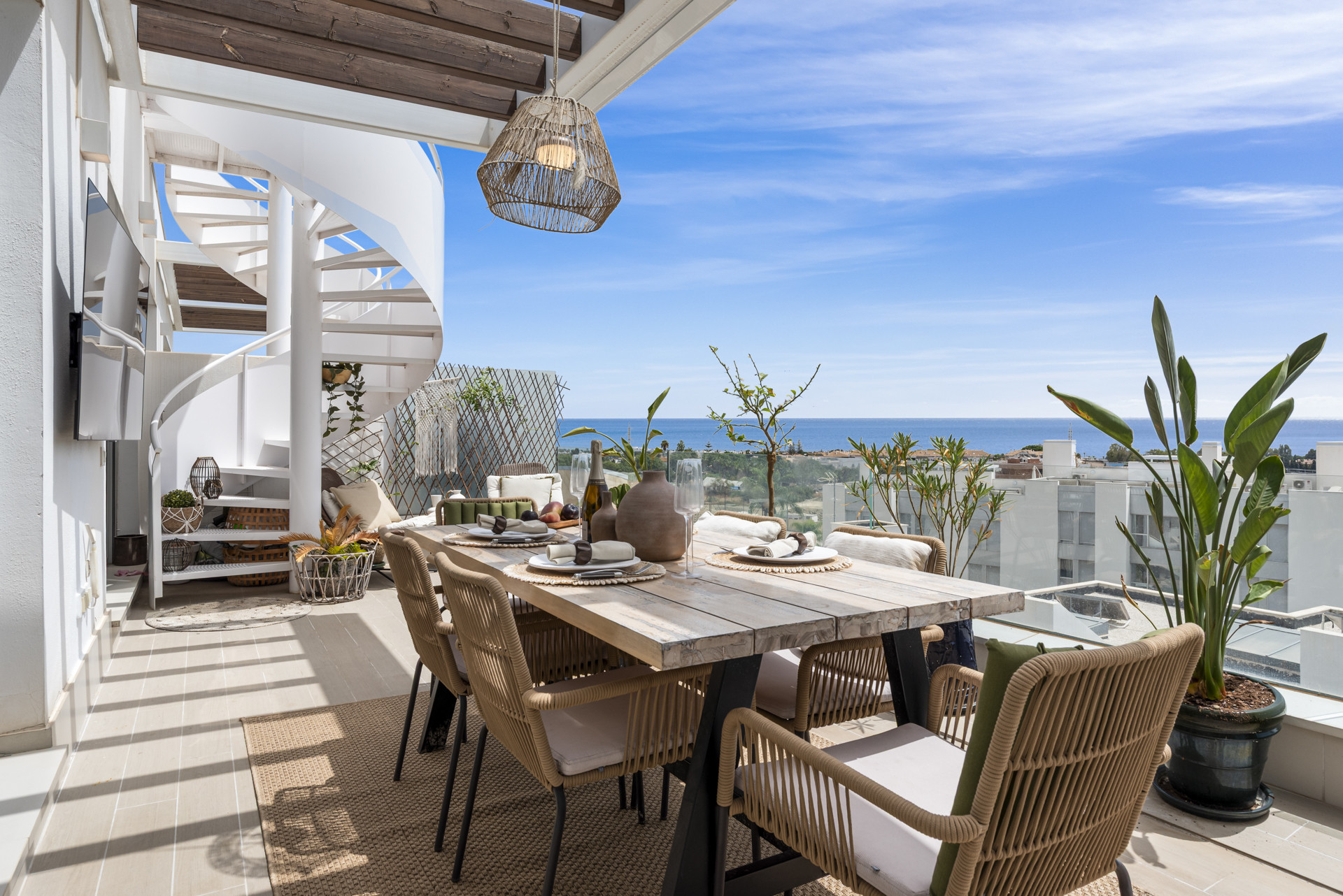 2 Bedroom Penthouse in Estepona - Photo 2
