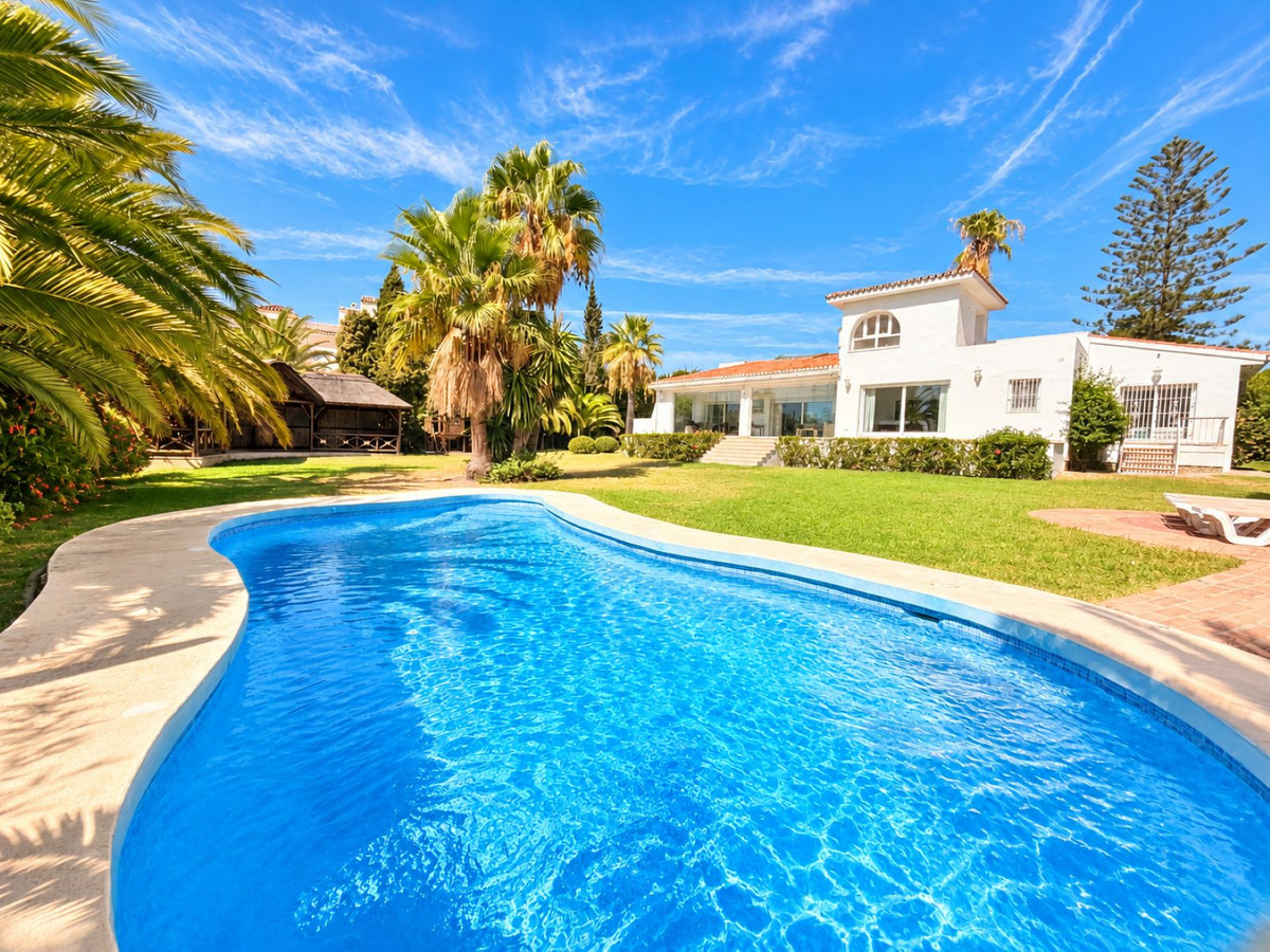 5 Bedroom Villa in Estepona - Photo 2