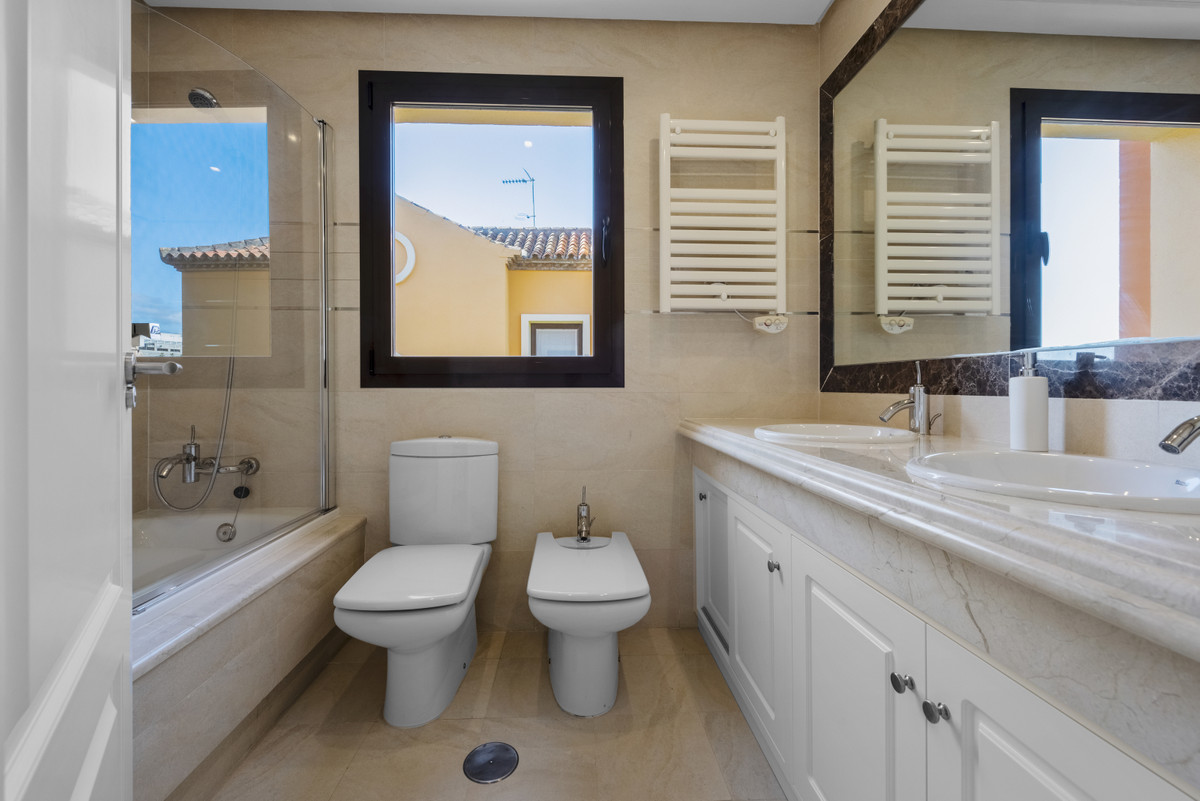 4 Bedroom Villa in Estepona - Photo 10