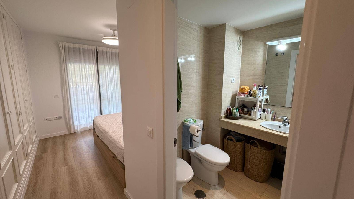 2 Bedroom Apartment in Fuengirola - Photo 12