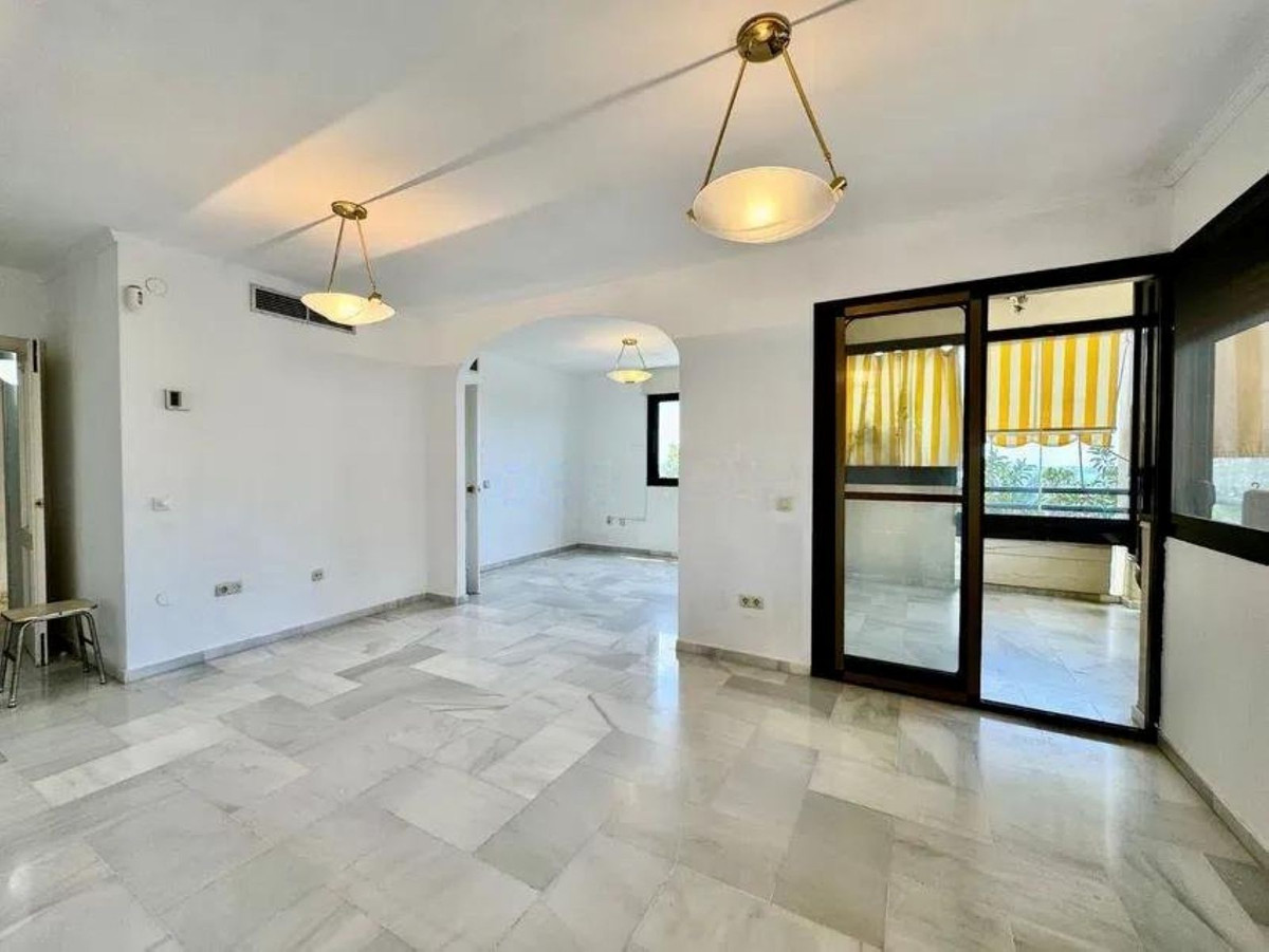 2 Bedroom Apartment in Torremolinos - Photo 6
