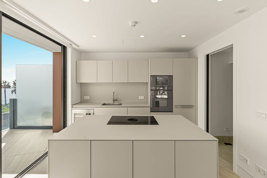 4 Bedroom Penthouse in Estepona - Photo 9