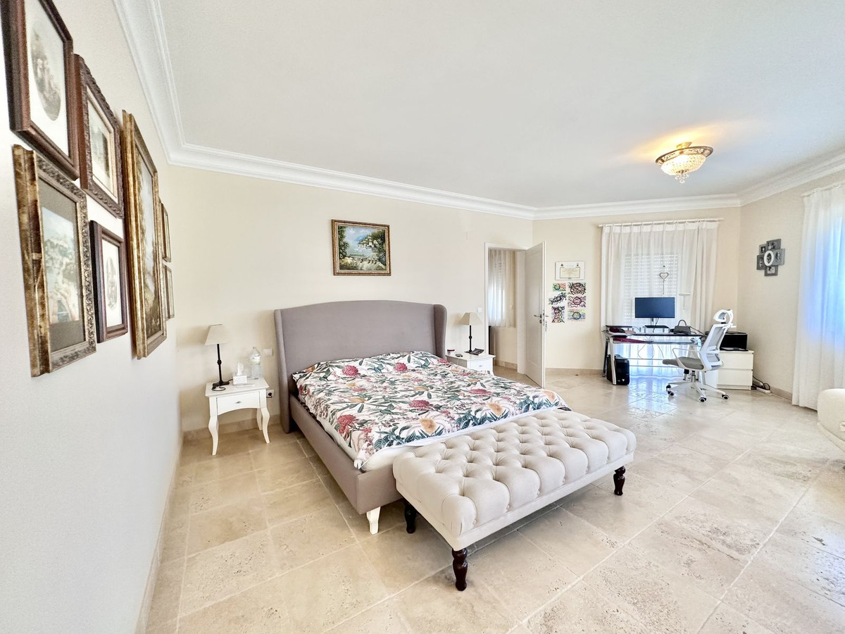 6 Bedroom Villa in Marbella - Photo 33