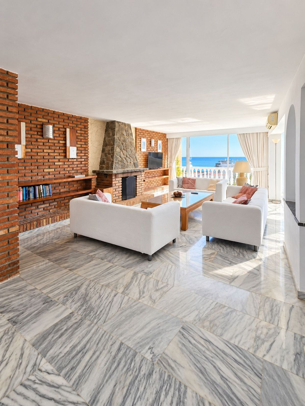 2 Bedroom Apartment in Torremolinos - Photo 2
