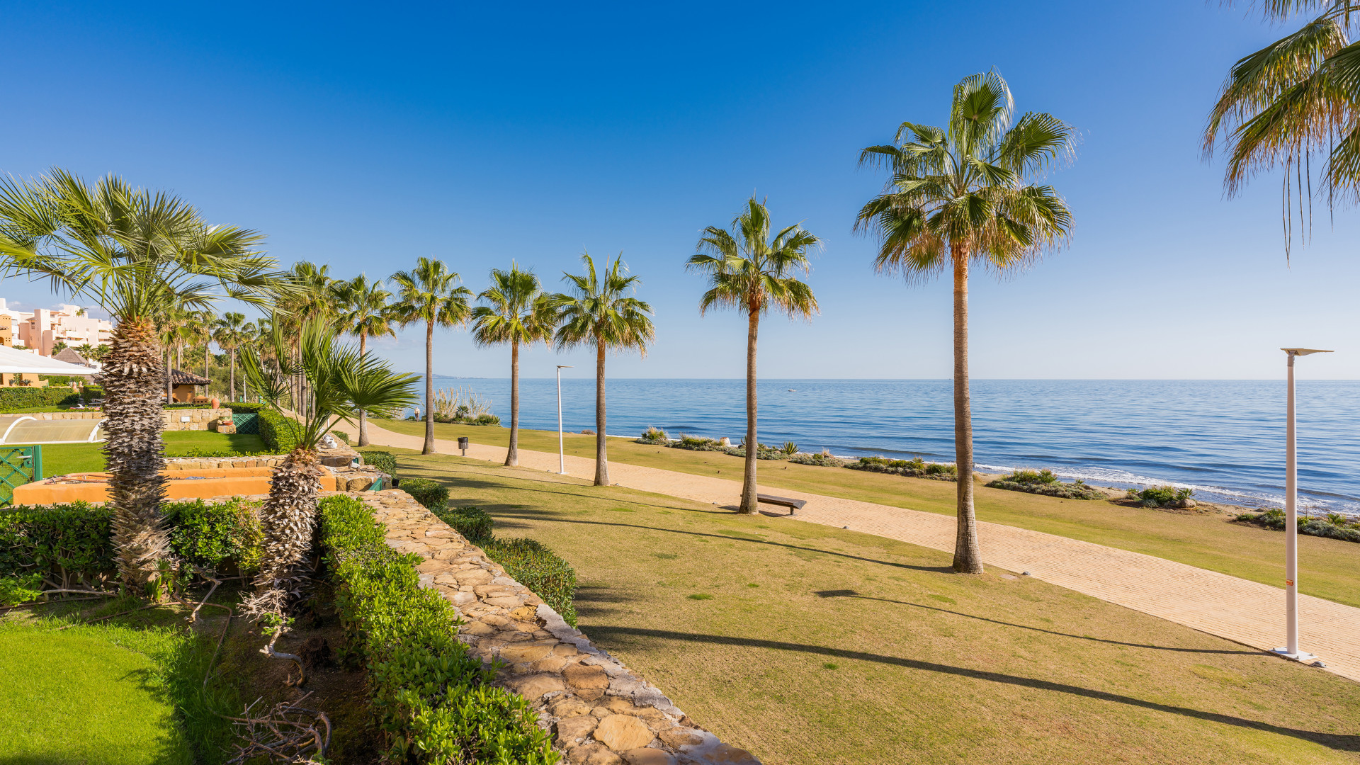 2 Bedroom Apartment in Estepona - Photo 20