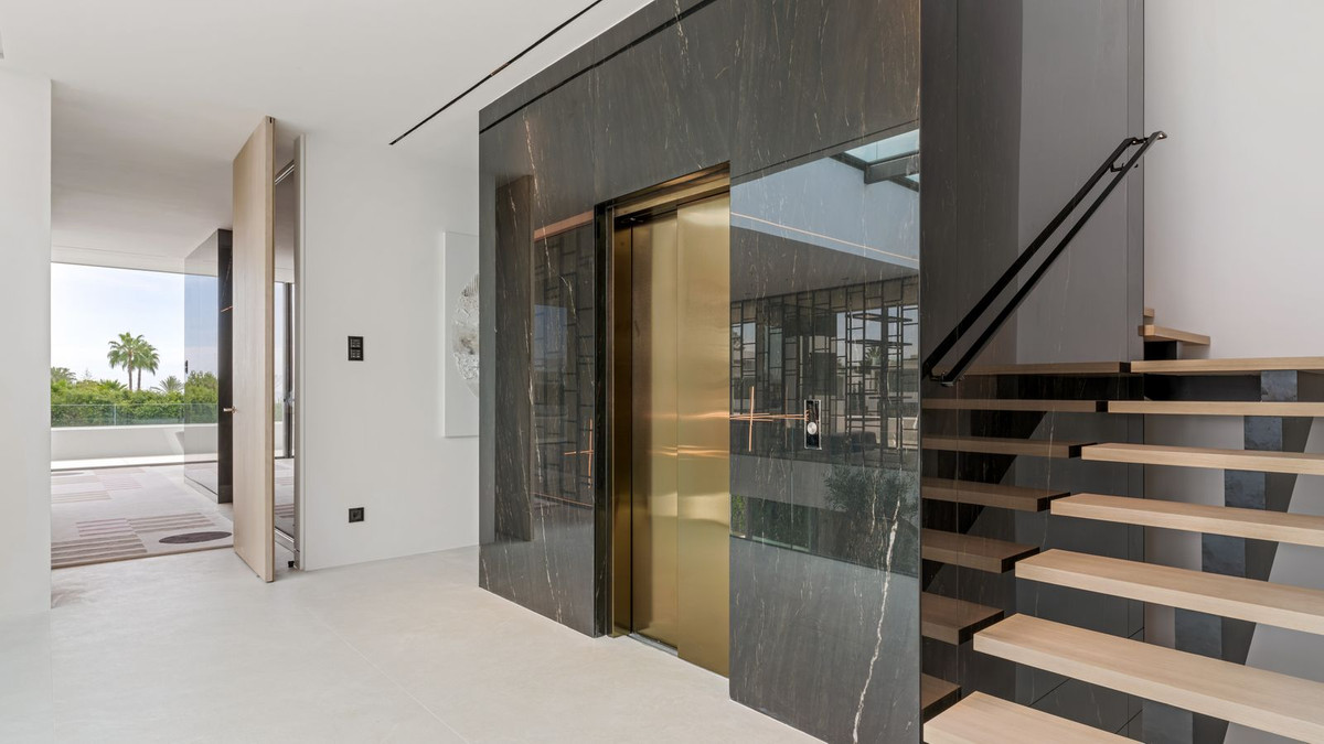 5 Bedroom Villa in Marbella - Photo 28
