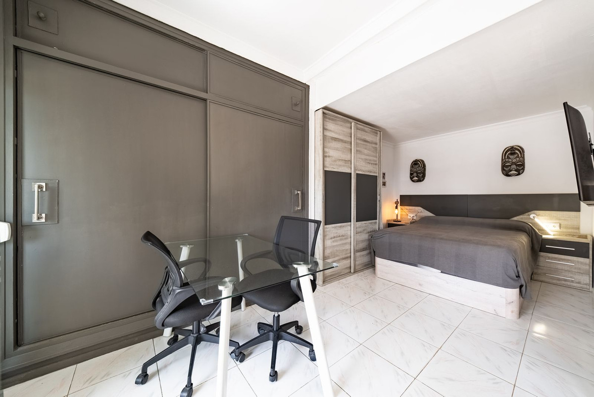1 Bedroom Apartment in Marbella - Photo 9