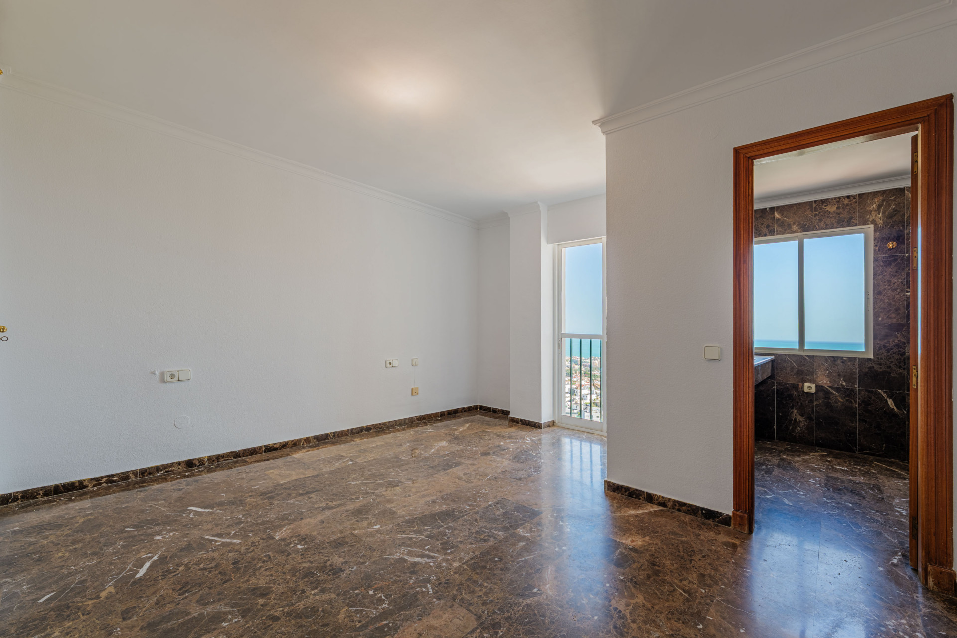 4 Bedroom Penthouse in Málaga - Photo 25