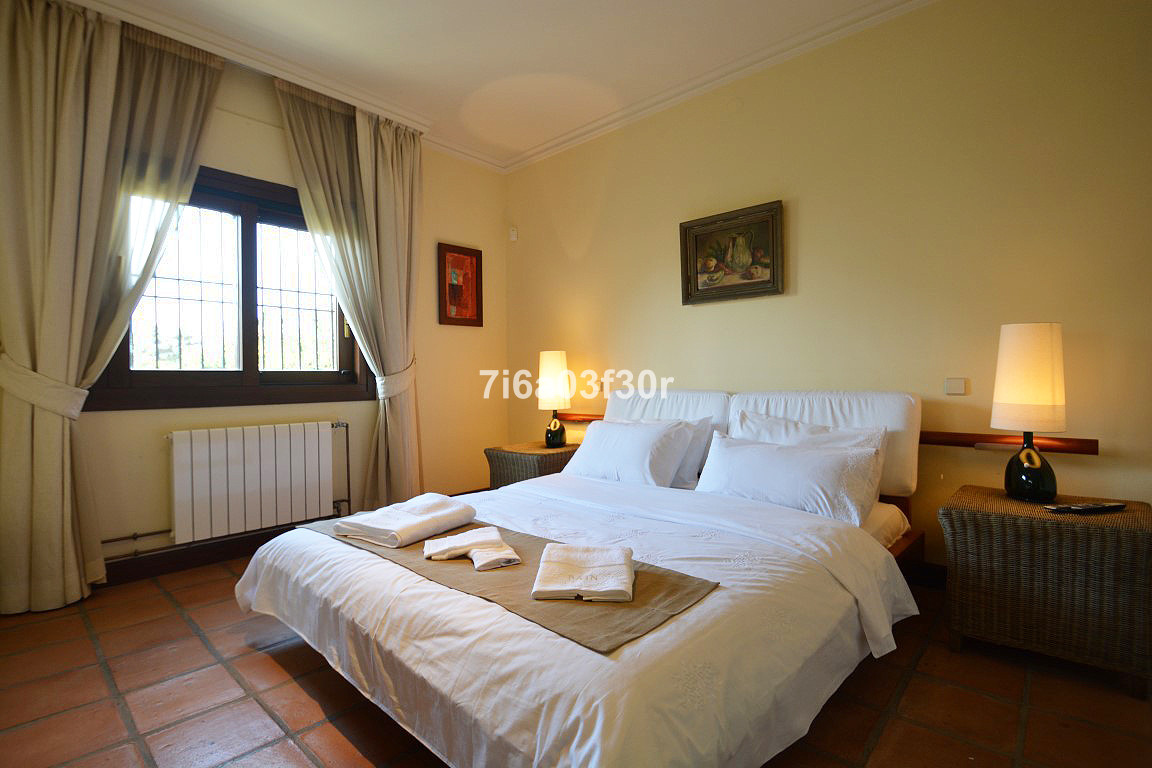 5 Bedroom Villa in Marbella - Photo 42