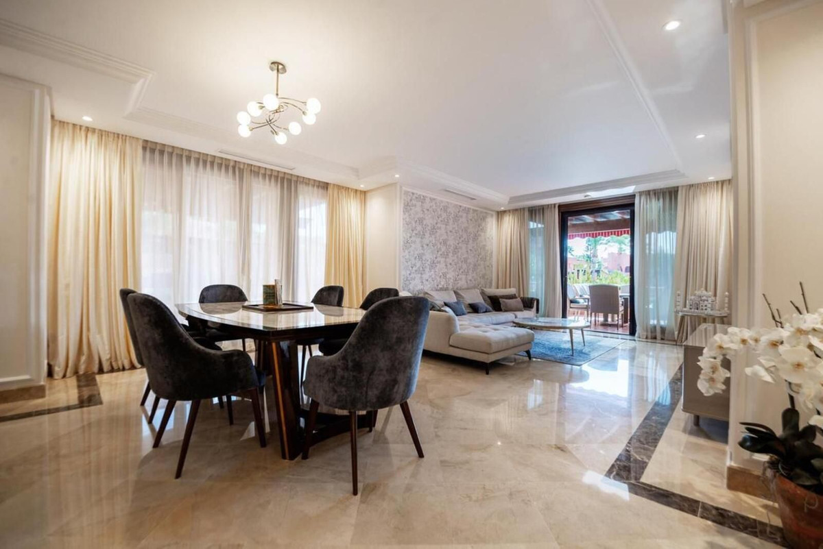 3 Bedroom Penthouse in Estepona - Photo 11