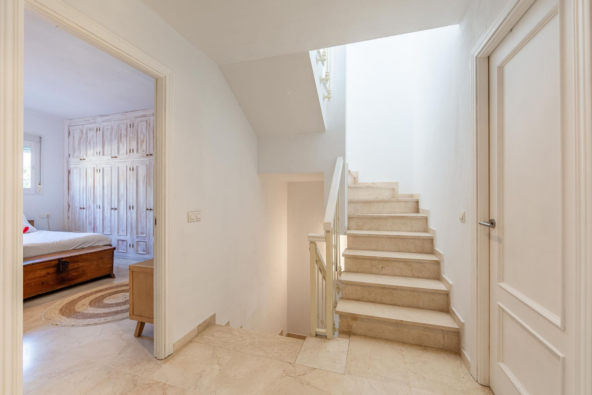 5 Bedroom Townhouse in San Pedro de Alcántara - Photo 20