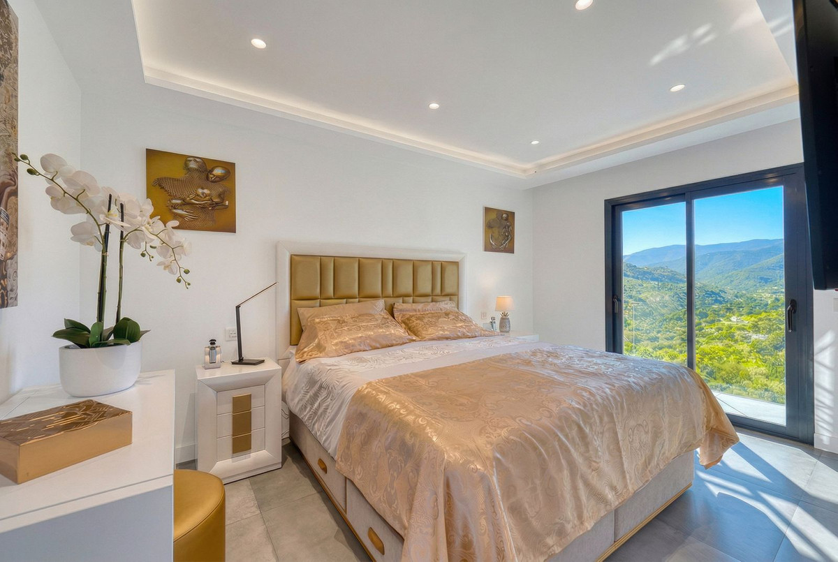 4 Bedroom Villa in Istán - Photo 10