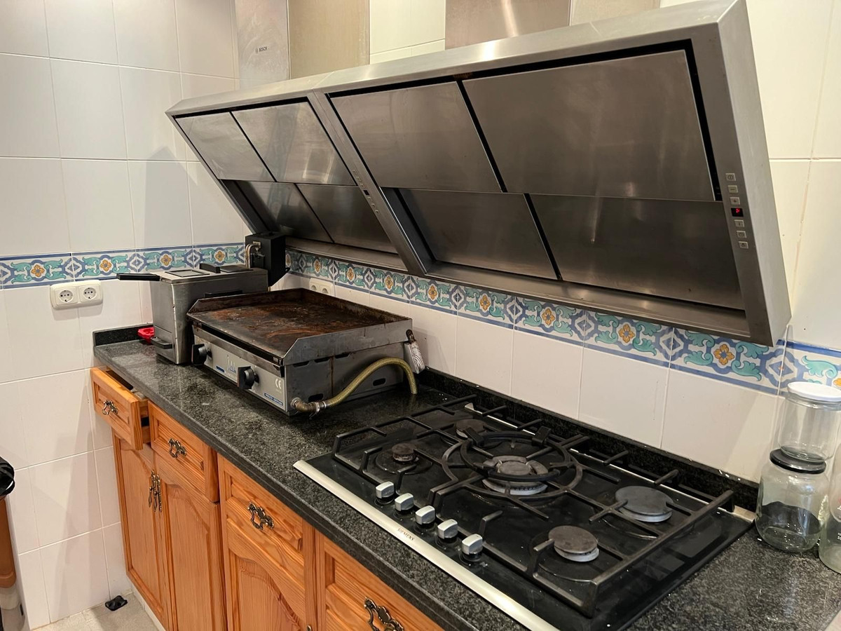 4 Bedroom Villa in Marbella - Photo 9