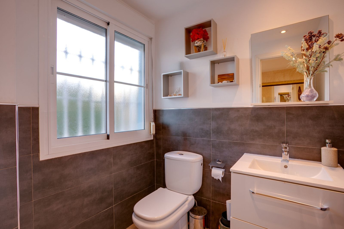 5 Bedroom Townhouse in Estepona - Photo 7