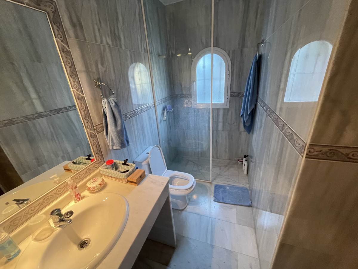 4 Bedroom Villa in Marbella - Photo 32