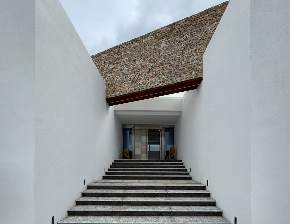 6 Bedroom Villa in San Roque - Photo 9