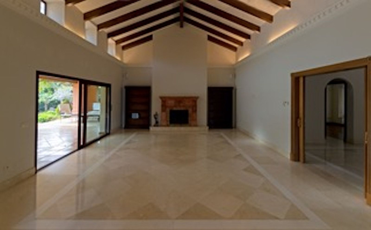 4 Bedroom Villa in Marbella - Photo 5