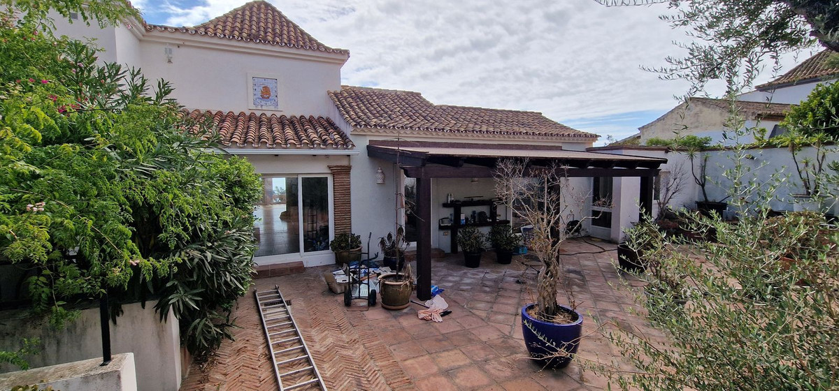 5 Bedroom Villa in Manilva - Photo 4