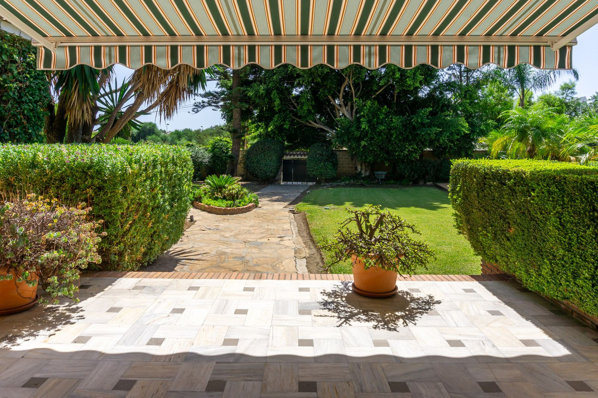 6 Bedroom Villa in Estepona - Photo 12
