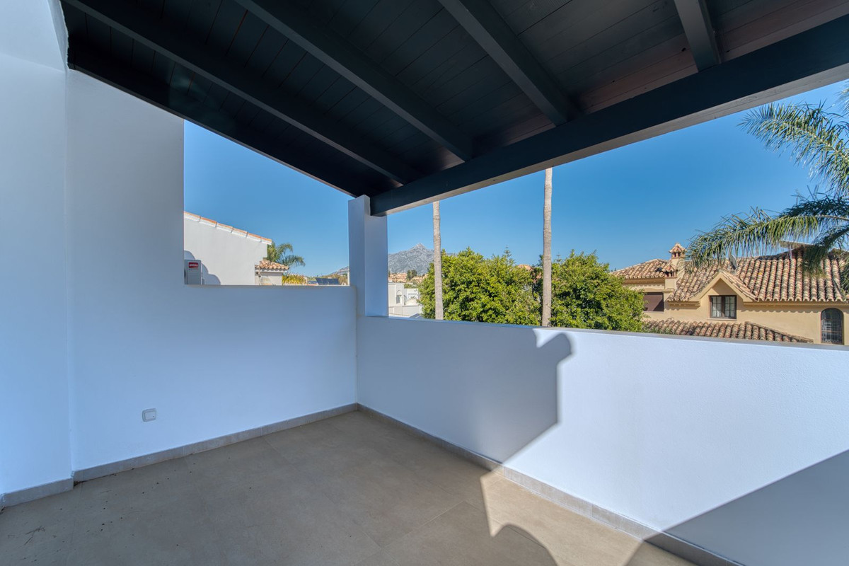 5 Bedroom Villa in Marbella - Photo 12