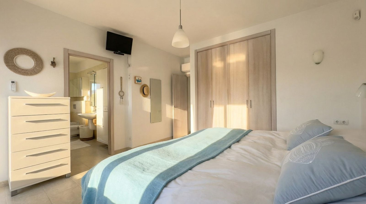 Chalet de 4 dormitorios con piscina en Málaga – Foto 9