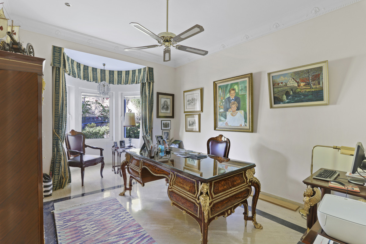 5 Bedroom Villa in Estepona - Photo 35
