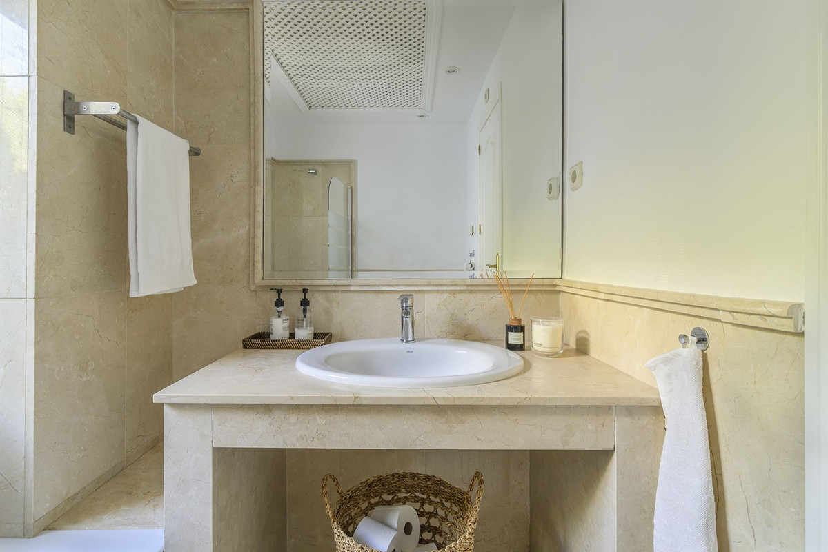 4 Bedroom Villa in Estepona - Photo 26