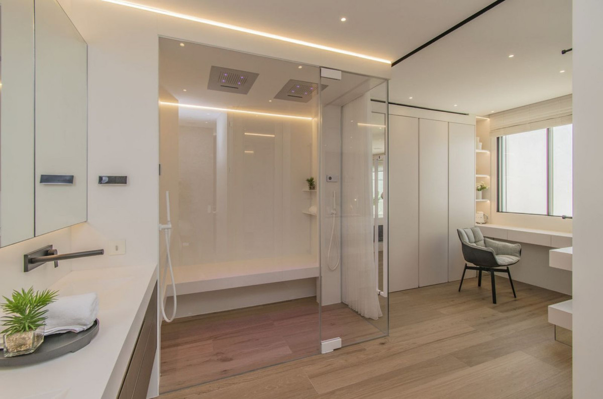 4 Bedroom Townhouse in Marbella - Photo 9