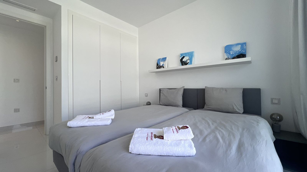 3 Bedroom Penthouse in Estepona - Photo 22