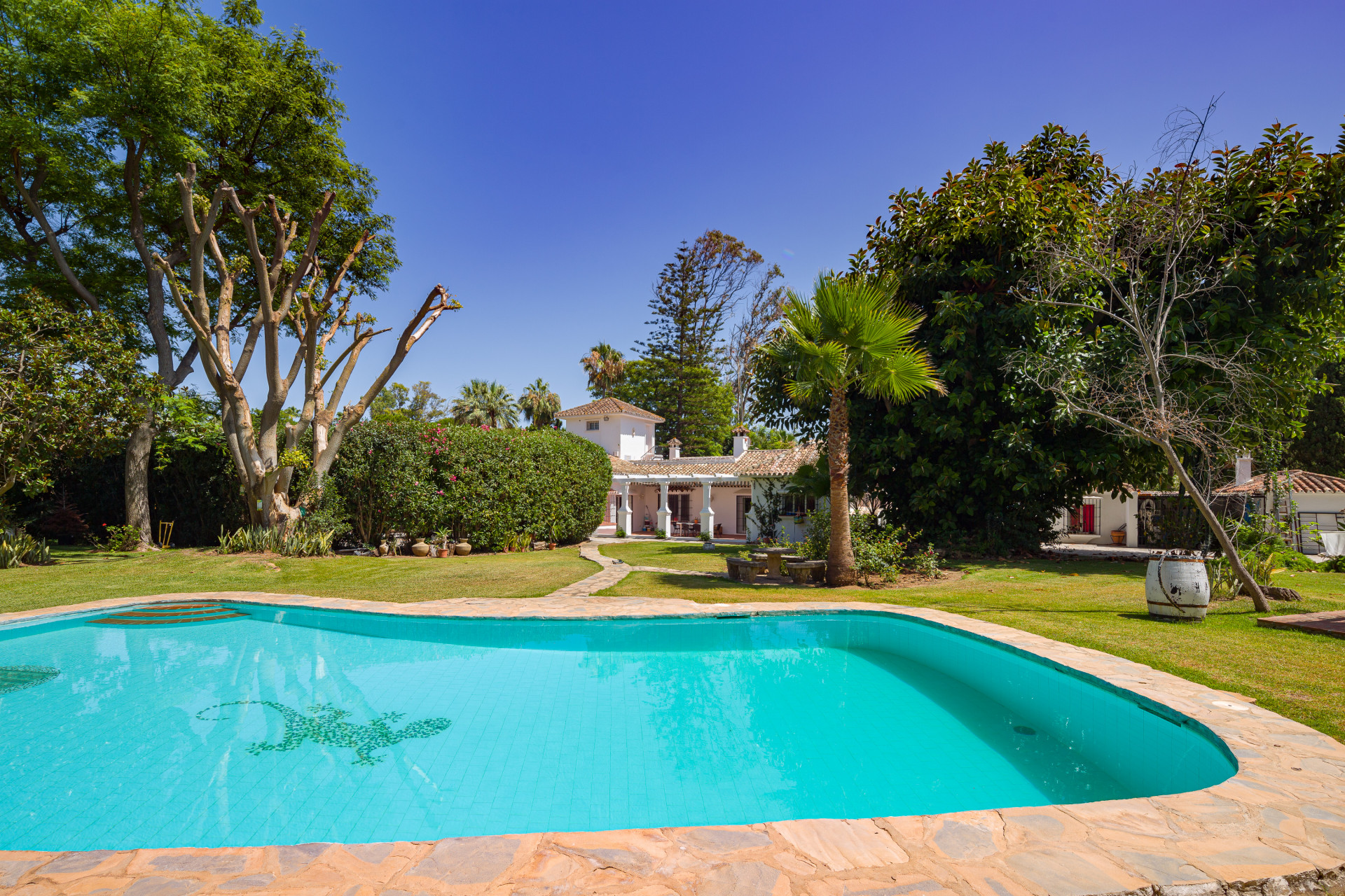 6 Bedroom Villa in San Pedro de Alcántara - Photo 22