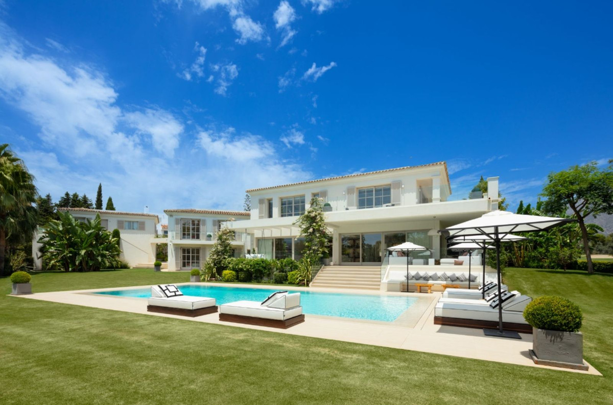 6 Bedroom Villa in Marbella - Photo 3