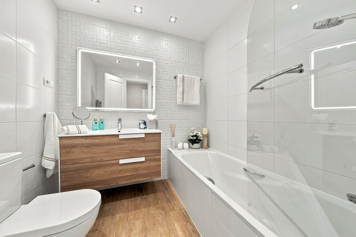2 Bedroom Apartment in Marbella - Photo 20
