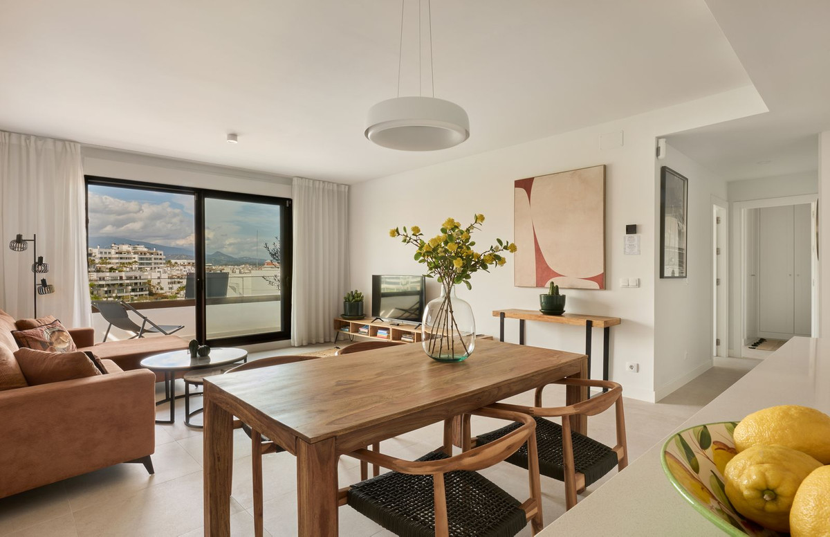 2 Bedroom Apartment in Estepona - Photo 4