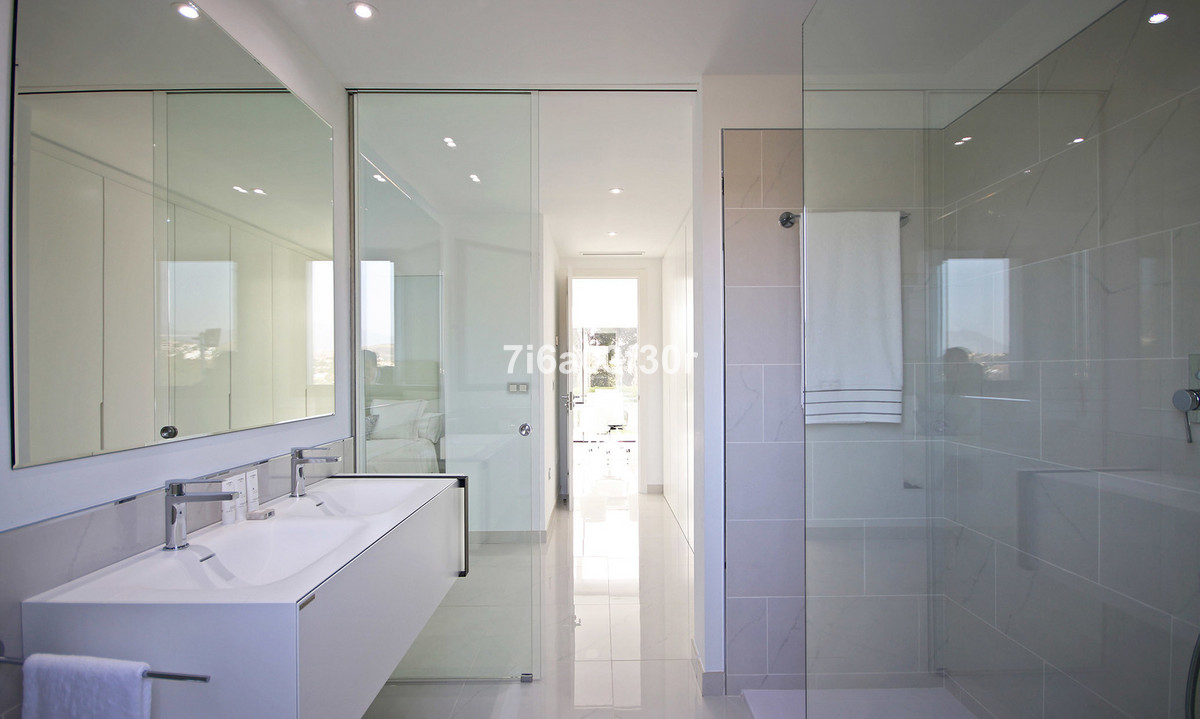4 Bedroom Apartment in Estepona - Photo 13