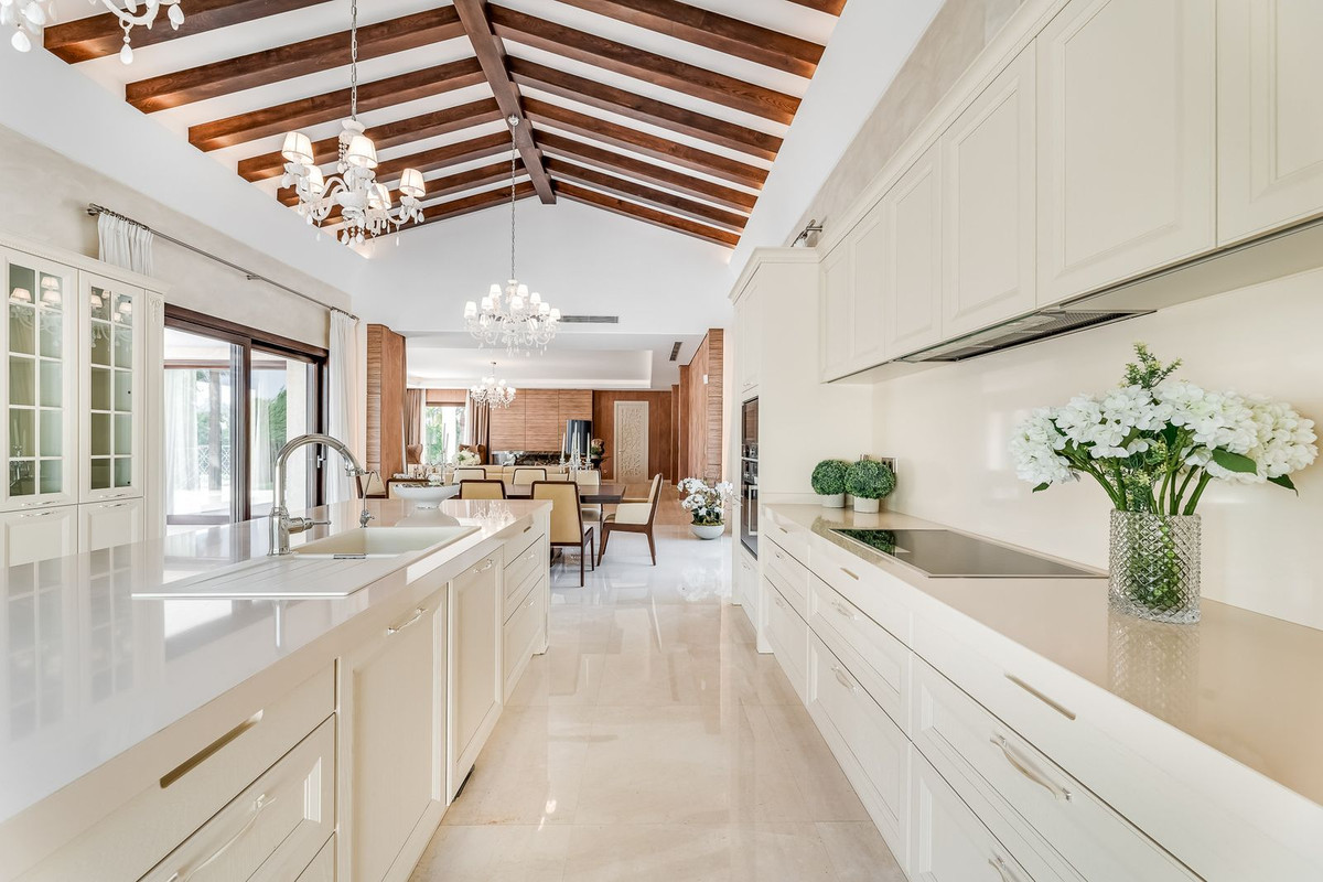 5 Bedroom Villa in Marbella - Photo 10