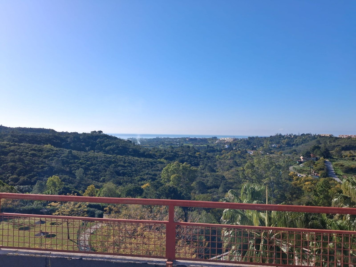 3 Bedroom Penthouse in Benahavís - Photo 16