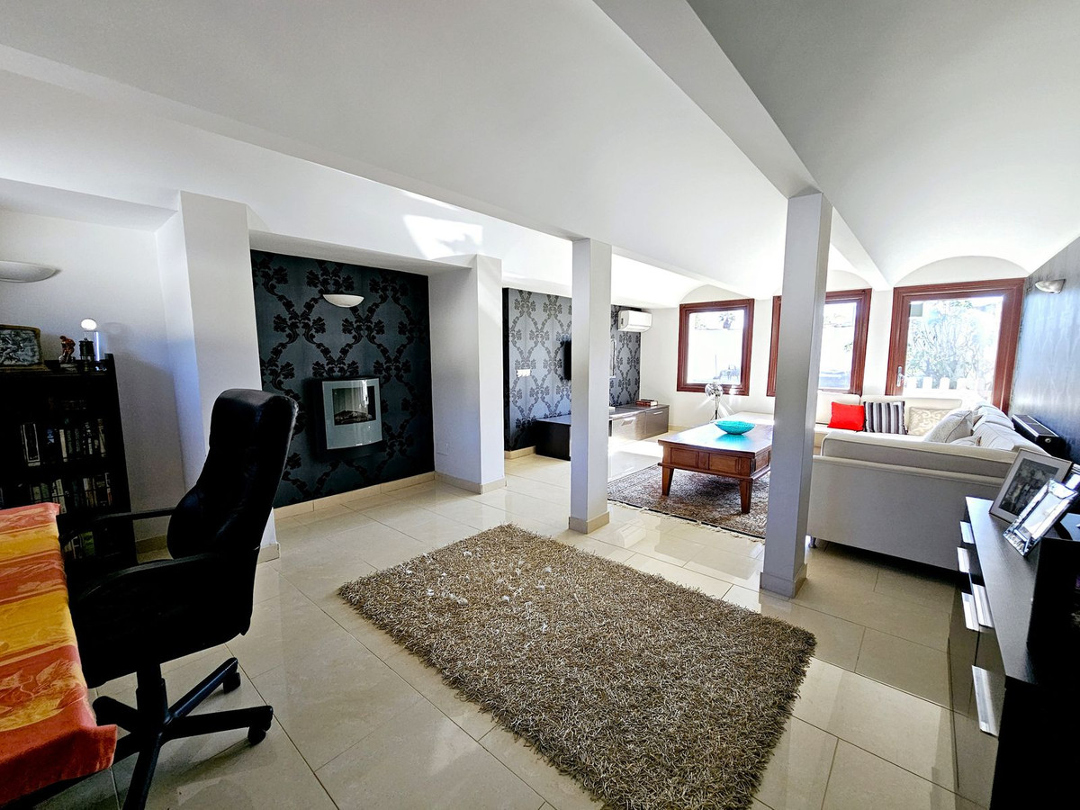6 Bedroom Villa in Estepona - Photo 6