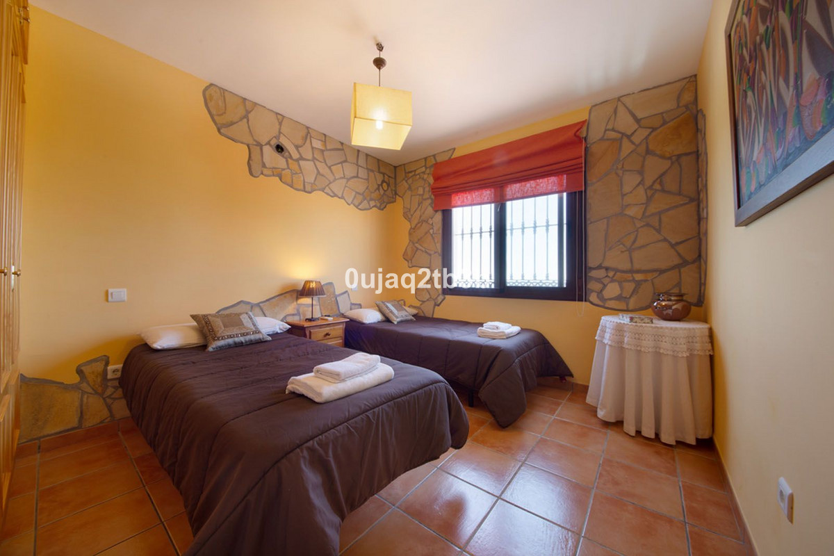 6 Bedroom Villa in Estepona - Photo 22